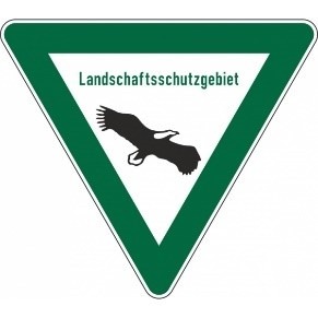 Grünes Dreiecksschild mit weißer Schrift: Landschaftsschutzgebiet und Symbol eines fliegenden Greifvogels.