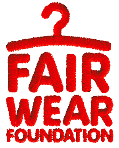 Logo der Fair Wear Foundation mit roter Schrift und rotem Haken, Symbol für faire Arbeitsbedingungen in der Textilindustrie.