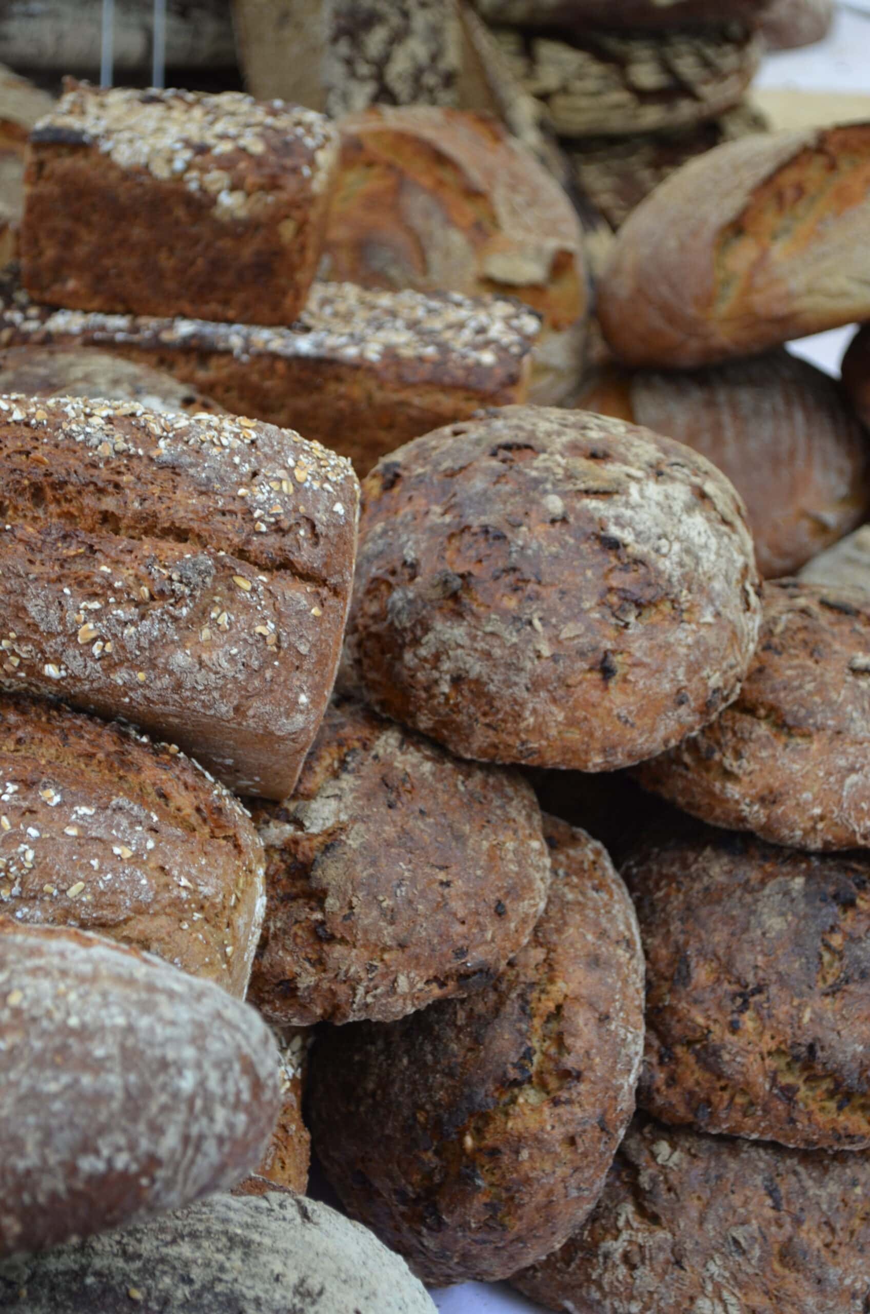 Dunkle Roggenbrötchen mit grober Kruste und Samenbestreuung, typische regionale Backwaren aus dem Odenwald.