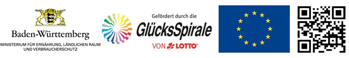 Logos der Förderpartner: Landeswappen Baden-Württemberg, GlücksSpirale von Lotto, EU-Flagge und QR-Code für weitere Infos.