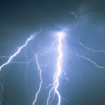 Starkes Gewitter mit grellen Blitzentladungen am nächtlichen Himmel, typisch für Wetterumschwünge im Odenwald.